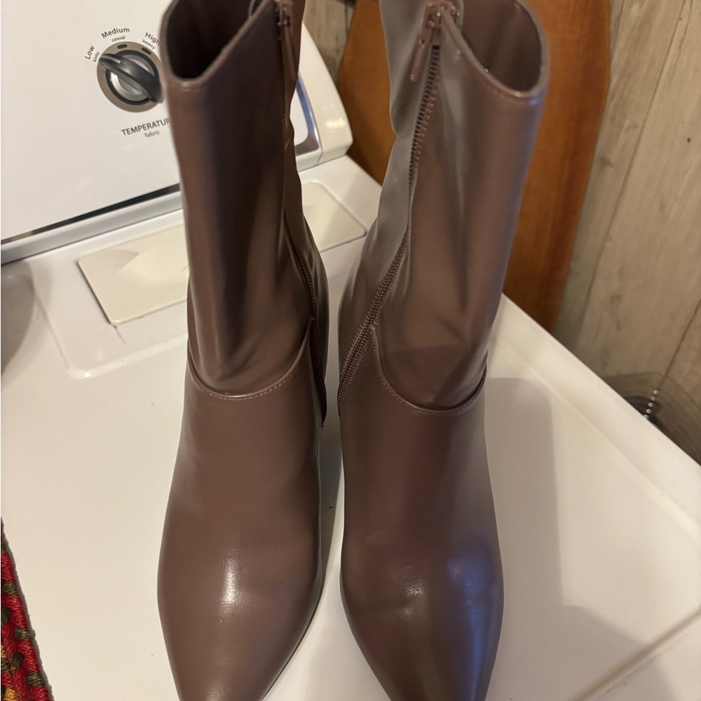 Elegant Brown Women's Boots
